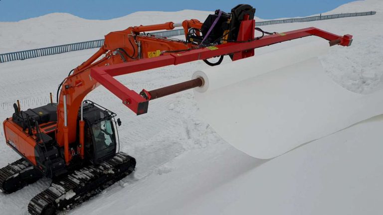 Bagger rot mit Wickelmaschine Snowfarming